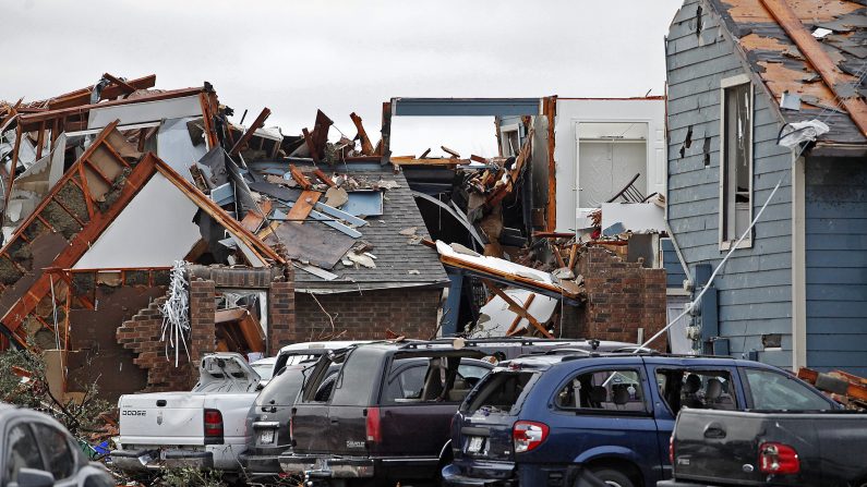 Vehículos dañados y edificios de apartamentos se ven en el Landmark at Lake View North Apartments mientras comienza el proceso de recuperación tras los tornados que azotaron la zona la noche del sábado 28 de diciembre de 2015 en Garland, Texas. (Stewart F. House/Getty Images)