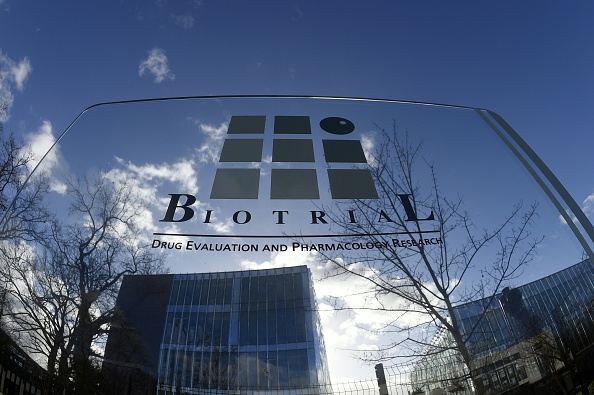 Foto tomada el 15 de enero de 2016 muestra el logo del laboratorio Biotrial en su edificio en Rennes donde un ensayo clínico de un medicamento oral dejó una persona con muerte cerebral y cinco hospitalizados.
 (DAMIEN MEYER/AFP/Getty Images)