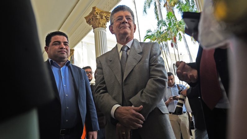 El presidente de la Asamblea Nacional controlado por la oposición, Henry Ramos Allup (R) antes de una sesión en Caracas el 22 de enero de 2016. Los legisladores de la oposición venezolana rechazó hoy la oferta del presidente, Nicolás Maduro, a decretar el estado de emergencia económica, la profundización de una crisis política en el nación rica en petróleo (Photo credit should read JUAN BARRETO / AFP / Getty Images)