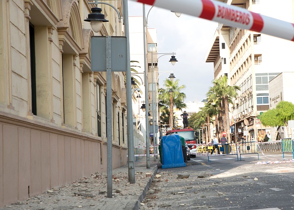 Escombros se encuentra en una calle en el enclave español de Melilla después de un terremoto de 6,1 magnitud que azotó en el mar de Medditerranean entre Marruecos y España. (ANGELA RIOS/AFP/Getty Images)