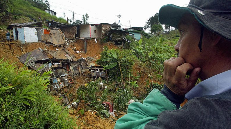 Un habitante de la comunidad de San Antonio de Prado, al suroeste de la ciudad de Medellín, departamento de Antioquia,  observa el deslizamiento de tierra provocado por las lluvias el 24 de marzo de 2006. (GERARDO GOMEZ/AFP/Getty Images)