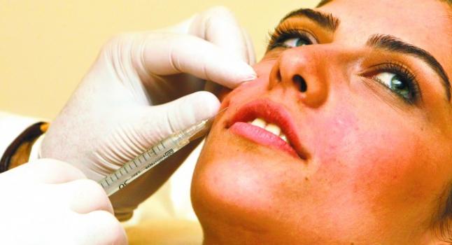 Cirugía plástica en la cara, especialista aplica inyecciones. (Anwar Amro/AFP/Getty Images)