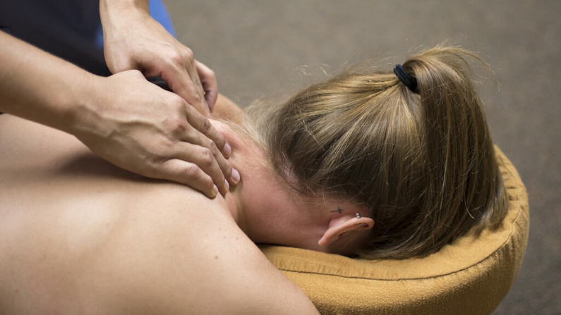Los beneficios del masaje miofascial pueden incluir: mejorar el rango de movimiento, la flexibilidad, la estabilidad, la fuerza, el rendimiento y la recuperación, al tiempo que reducen el dolor. (Ryan Hoyme/Pixabay) 