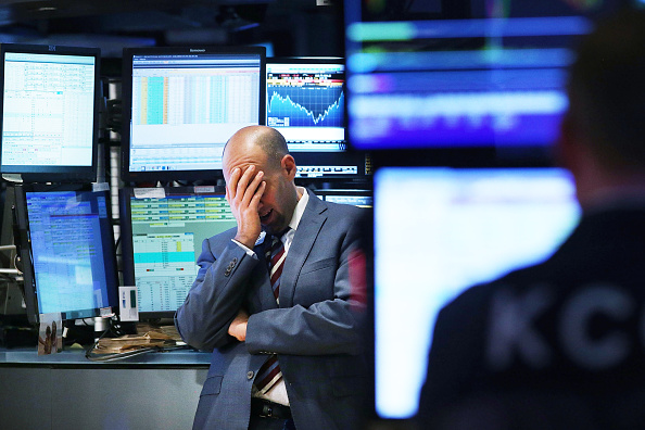Un operador en el piso de la bolsa de Nueva York (NYSE) con miedos de una desaceleración global. (Foto de Spencer Platt/Getty Images)