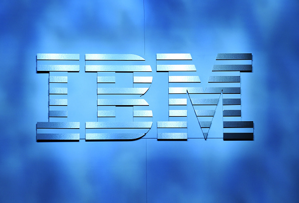 Un logotipo de IBM aparece en el escenario durante su discurso por IBM, Presidente y CEO de Ginni Rometty en 2016 de CES en el Venetian de Las Vegas en 06 de enero de 2016 en Las Vegas, Nevada. (Foto por Ethan Miller/Getty Images)
