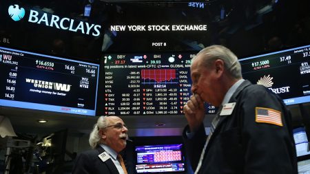 Wall Street cierra en alza y aguarda informe sobre empleo en EEUU