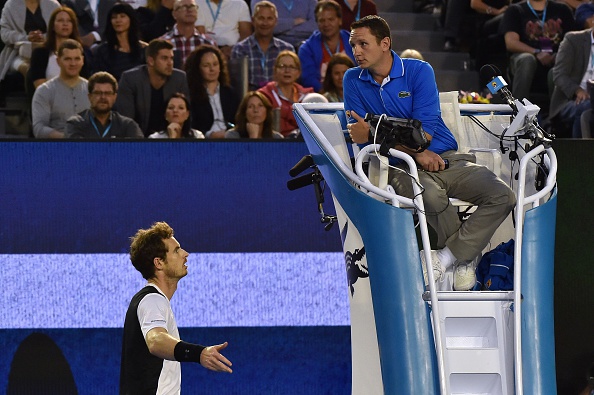 Andy Murray de Gran Bretaña habla con el árbitro durante individuales semifinal. Federación Internacional de Tenis suspende a dos árbitros por corrupción (crédito de foto debe leer PAUL CROCK/AFP/Getty Images)