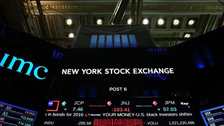 Wall Street cierra en baja sacudida por el petróleo