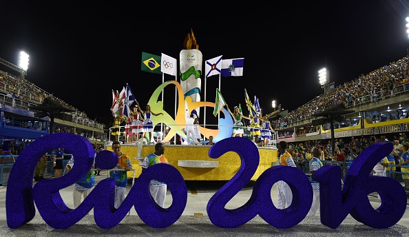 Un signo de los Olímpicos de 2016 Rio se ve delante de bailarines durante la ceremonia de apertura el primer día de desfiles en el Sambódromo de Río de Janeiro, Brasil el 07 de febrero de 2016. (crédito de foto debe leer VANDERLEI ALMEIDA/AFP/Getty Images)