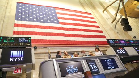 Wall Street cambia de rumbo y el Dow Jones cede un 0,13 % a media sesión