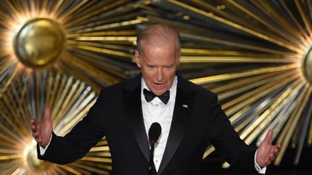 Biden se llevó hoy una de las grandes ovaciones de la gala de los premios Óscar