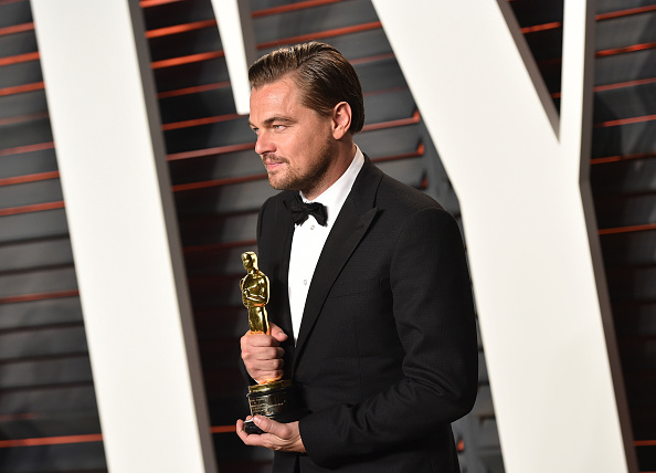 Leonardo DiCaprio recibiendo su premio a mejor actor en los Óscar 2016 (Photo by John Shearer/Getty Images)