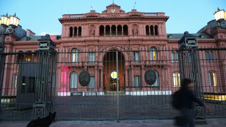 Retiran cuadros de Néstor Kirchner y Hugo Chávez en Casa de Gobierno argentina