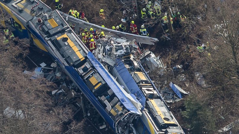 Vista aérea muestra los bomberos y los médicos de emergencia que trabajan en el lugar de un accidente de tren cerca de Bad Aibling, el sur de Alemania, el 9 de febrero de 2016. (Peter Kneffel/AFP/Getty Images)