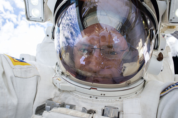 En esta foto folleto proporcionado por la NASA , astronauta de la NASA Scott J. Kelly toma una autofoto rápida durante una caminata espacial el 21 de diciembre de 2015, de espacio. (Foto de la NASA a través de Getty Images)