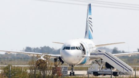 Noticias internacionales de hoy, lo más destacado: La incógnita sobre el secuestro del avión de EgyptAir