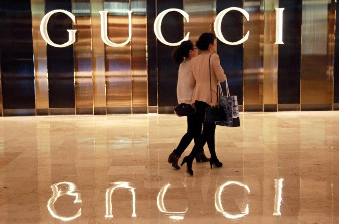 Compradores chinos que caminan en una tienda de Gucci en Nanjing, provincia de Jiangsu al este de China. (STR / AFP / Getty Images)
