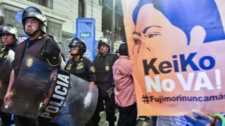 Perú: Multitudinaria protesta contra campaña de Keiko Fujimori