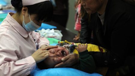 Los chinos de China continental encuentran dificultades para buscar vacunas seguras en Hong Kong