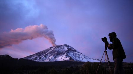 El volcán Popocatépetl, en el centro de México, mantiene intensa actividad