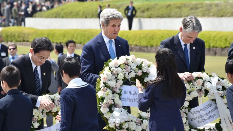 El secretario de Estado estadounidense, John Kerry (C), el canciller de Japón, Fumio Kishida (R) y el canciller británico, Philip Hammond reciben coronas para ofrecer en el Memorial Cenotafio en honor de las 1945 víctimas de las bombas atómicas en el Parque Memorial de la Paz, en el marco del G7 Reunión de Cancilleres en Hiroshima el 11 de abril de 2016.Kerry y otros ministros de Exteriores del G-7 hicieron la visita histórica del 11 de abril al sitio en memoria de primer ataque nuclear del mundo en Hiroshima (Photo credit should read KAZUHIRO NOGI / AFP / Getty Images)