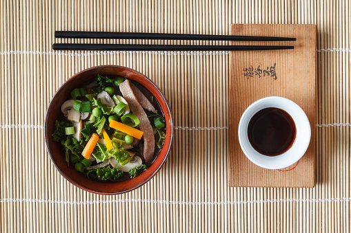 Las salsas son protagonistas de la gastronomía oriental. Foto: Westend61/ Getty Images