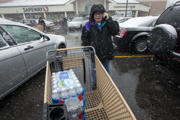 Muchas personas acuden a supermercados en preparación a la tormenta. (Foto de Bonnie Jo Monte/el poste de Washington vía Getty Images)