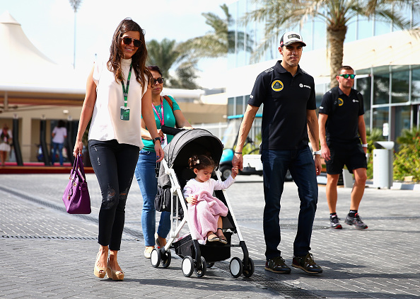 Pastor Maldonado de Venezuela y loto camina en el paddock con su esposa Gabriela Tarkanyi y su hija en Abu Dhabi, Emiratos Árabes. (Foto por Clive Mason/Getty Images)