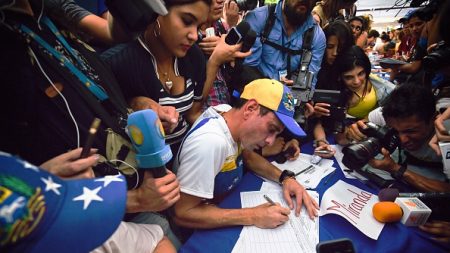 Venezuela: La oposición entregó 1,8 millones de firmas contra Nicolás Maduro