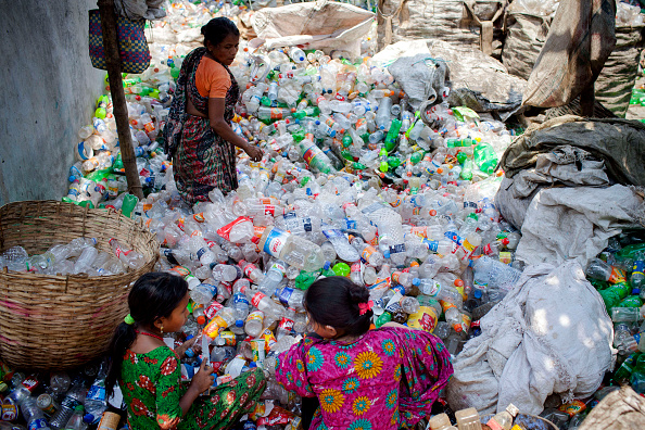 Las mujeres trabajan en una fábrica de reciclaje plástico en Dhaka Bangladesh. Muchas personas de clase baja viven en nivel de pobreza. Las madres mujer tratan de trabajar duro para mejor vida para sus hijos y familia. (Foto por K M Asad/LightRocket via Getty Images)