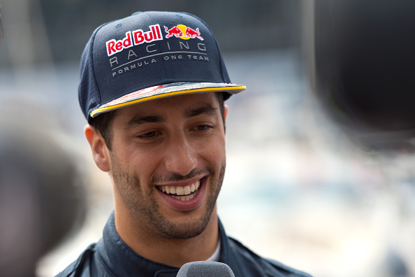 Daniel Ricciardo es entrevistado por periodistas en la cubierta de la Red Bull Racing energía estación Monte Carlo el 28 de mayo de 2016 en Mónaco, Mónaco. (Foto de imágenes de Ben A. Pruchnie/Getty)