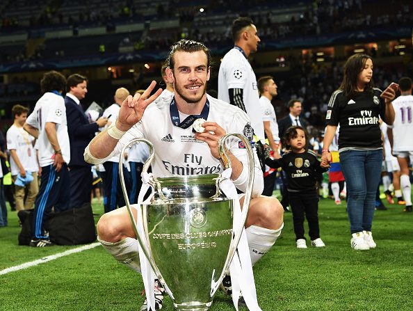 Gareth Bale de Madrid sostiene el trofeo de la Liga de Campeones UEFA luego del partido disputado entre Real Madrid y el Atlético de Madrid en el Stadio Giuseppe Meazza el 28 de mayo de 2016 en Milán, Italia. (Stuart Franklin - UEFA/UEFA vía Getty Images)