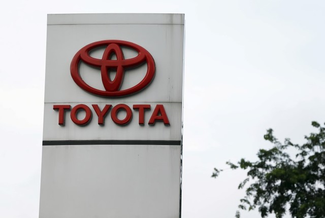 Toyota Motor Corp se asociará con la empresa de transporte de pasajeros Uber y creará una nueva opción de leasing, en la que conductores podrán adquirir vehículos a la compañía y cubrir sus pagos a través de las ganancias que generen trabajando con la aplicación. REUTERS/Beawiharta
