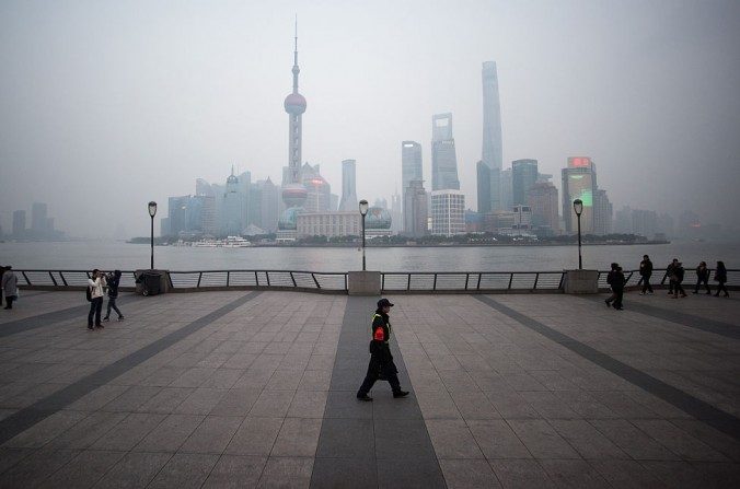 Un guardia de seguridad en Shanghai el 18 de enero de 2016. (Johannes Eisle / AFP / Getty Images)