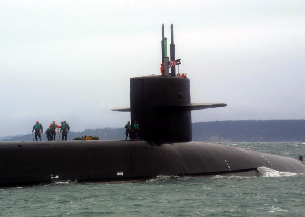 Se observa la tripulación de la Marina de Guerra de EE.UU. en el USS Michigan (SSGN-727), un submarino de misil guiado de Ohio, que se prepara para atracar en el puerto Subic, una antigua base naval de EE. UU., a 44 millas al oeste de Manila, Filipinas el 25 de marzo del 2014. (Dave Fliesen/U.S. Navy via Getty Images)