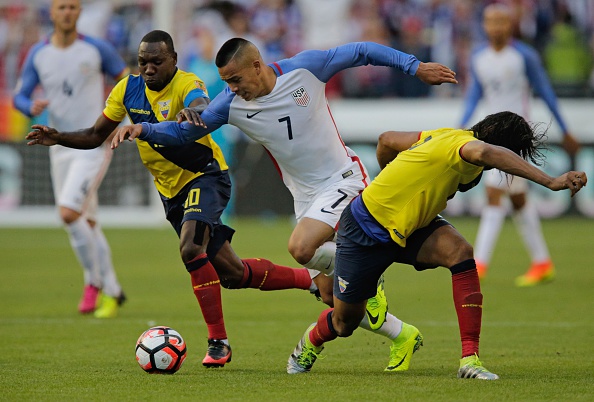 Bobby Wood (C) de Estados Unidos está marcada por Walter Ayovi (L) y Arturo Mina de Ecuador durante la Copa América Centenario torneo cuartos de final partido de fútbol, en Seattle, Washington, Estados Unidos, el 16 de junio de 2016. / AFP / Jason REDMOND (crédito de foto debe leer JASON REDMOND/AFP/Getty Images)