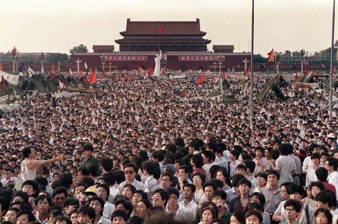 Cientos de miles de manifestantes reunidos en la Plaza Tiananmen para pedir por la democracia en China, dos días antes de la trágica Masacre de Tiananmen del 4 de junio de 1989. (Catherine Henriette/AFP/Getty Images)