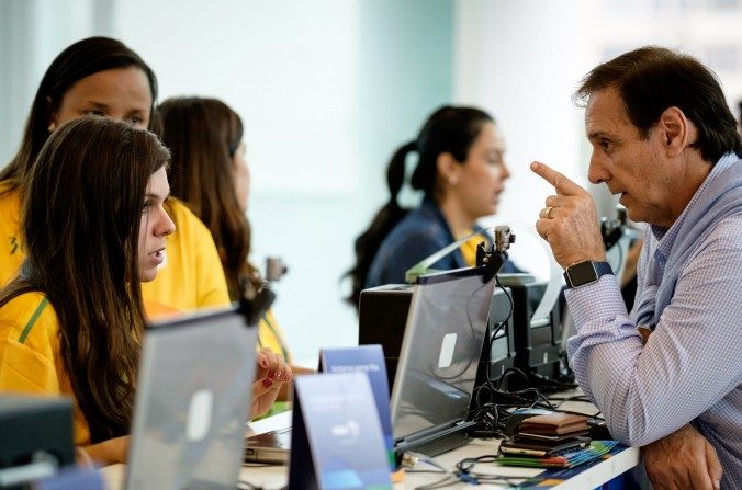 Un argentino obtiene entradas para los Juegos Olímpicos en el
centro comercial  Leblon mall en Rio de Janeiro el 20 de Junio. (YASUYOSHI CHIBA/AFP/Getty Images)