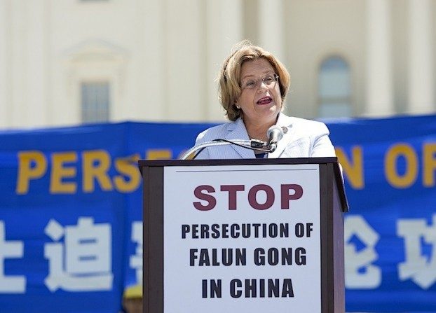 La congresista Ileana Ros-Lehtinen (R-Fla), hablando en un mitin en el West Lawn del Capitolio de los Estados Unidos en Washington, DC, el jueves. 14 de julio de 2011. (Shaoshao Chen/The Epoch Times)
