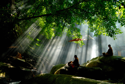 Monjes meditando. Foto: hcchoo/Getty Images