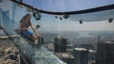 Los Ángeles: se inaugura un tobogán transparente a 300 metros de altura