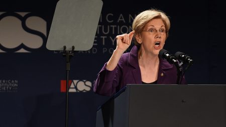 Hillary Clinton y Elizabeth Warren juntas en campaña por primera vez en Ohio