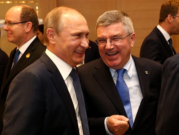 El mandatario ruso Vladimir Putin conversa con el Presidente del COI Thomas Bach. (Foto por Harry Engels/Getty Images para BEGOC)