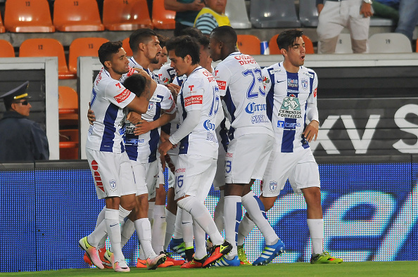 Futbolistas del Pachuca celebran su gol (crédito de foto debe leer MARIA llamadas/AFP/Getty Images)