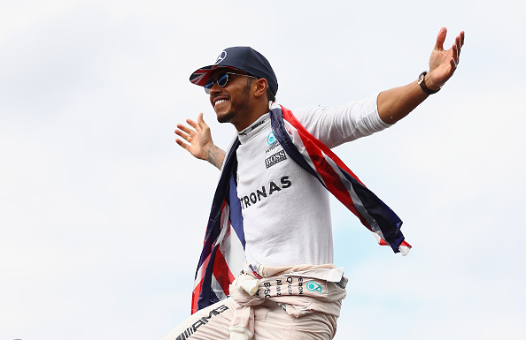 Lewis Hamilton de Gran Bretaña y Mercedes GP celebra su victoria en el final del comienzo recto después de la fórmula uno Grand Prix de Gran Bretaña en Silverstone el 10 de julio de 2016 en Northampton, Inglaterra. (Foto por Clive Mason/Getty Images)