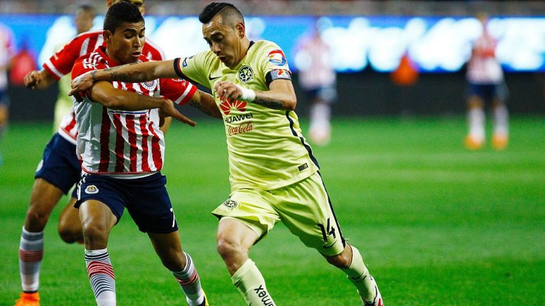 Rubens Sambueza de América compite por el balón en un partido contra Guadalajara en el Clausura 2016. (HECTOR_GUERRERO / AFP / Getty Images)