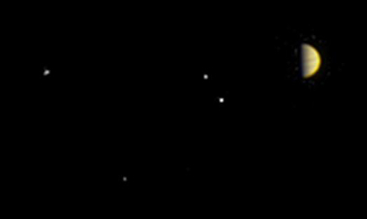 Júpiter y sus lunas. De izquierda a derecha se ven Ganmede, Calisto, Io, Europa y Jupiter. (Misión Juno/NASA)