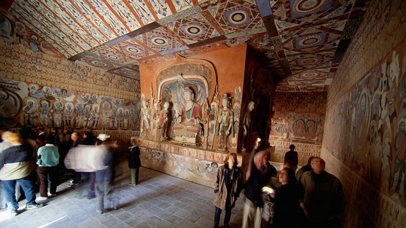 Las Cuevas de Mogao están ubicadas a 24 km de Dunhuang y albergan la mayor colección de pinturas y esculturas budistas del mundo. Foto: George Steinmetz / Getty Images