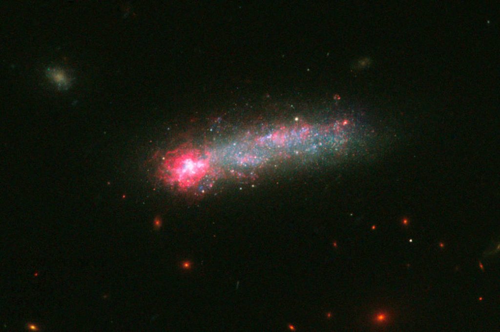 Nacimiento de estrellas en galaxia enana Kyso 5639. Crédito: NASA, ESA, y D. Elmegreen (Vassar College)
