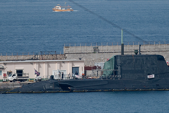 Una imagen tomada el 21 de julio de 2016 muestra el submarino nuclear HMS amarrado en el puerto de Gibraltar durante una parada no programada debido a un daño sostenido en su torre de mando después de golpear un buque mercante. Foto: Jorge Guerero/Getty Images